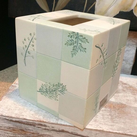 👍 Croscill Rainer Tissue Holder NWT C2 - Picture 1 of 5